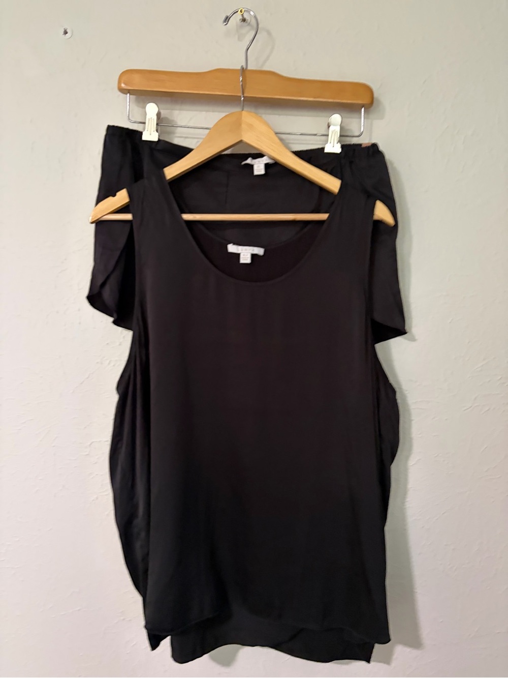 Lunya Women's 100% Black Silk Pajamas Set Top Size XL2, Bottom XL.